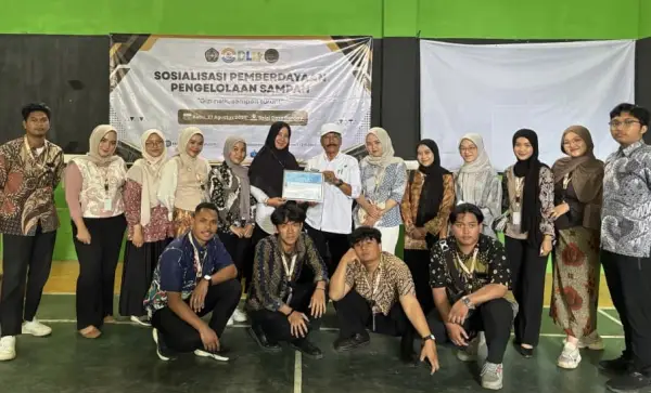 Mahasiswa KKN Kelompok 2 UMMI berkolaborasi dengan DLH Kabupaten Sukabumi gelar sosialisasi pengelolaan sampah di Desa Bencoy. (Sumber : Dok. KKN UMMI)