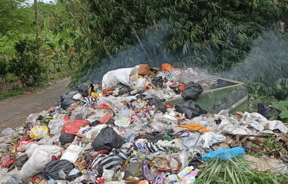 Kondisi sampah yang menggunung di TPS Desa Bencoy.