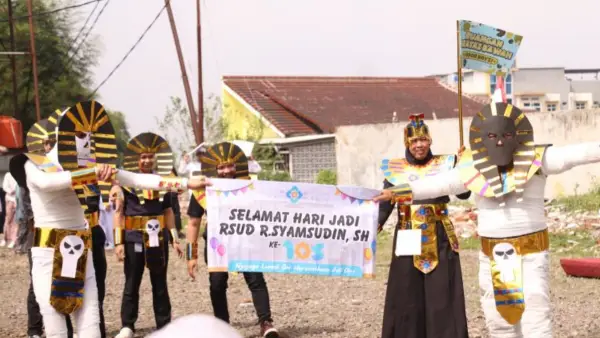 Pawai kreasi karyawan, perayaan 105 tahun RSUD R Syamsudin (Sumber: portal Kota Sukabumi)