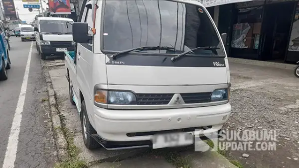 Kondisi trotoar yang menjadi saluran drainase dijadikan tempat parkir liar di sekitar Pasar Cicurug Sukabumi. (Sumber : SU/Ibnu Sanubari).