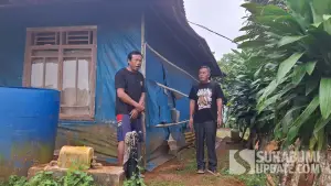 Wakil Ketua Komisi III DPRD Kabupaten Sukabumi, Paoji Nurjaman saat mengunjungi rumah warga korban longsor 2014 di Pabuaran. (Sumber Foto: Istimewa)