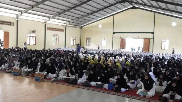 Suasana acara peringatan maulid nabi dan tasyakur HJKS ke-155 di Ponpes Modern Assalam Putri, Kecamatan Warungkiara, Selasa (9/9/2025). (Sumber Foto: Istimewa)