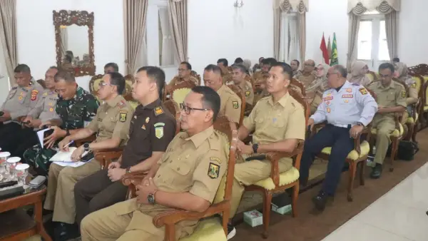 Plt Kepala Disperkim Kabupaten Sukabumi, Herdiawan Waryadi (tengah/duduk di kursi kedua dari depan) saat mengikuti rakor Pengendalian Inflasi Tahun 2025. (Sumber Foto: Diskominfosan Kab. Sukabumi)