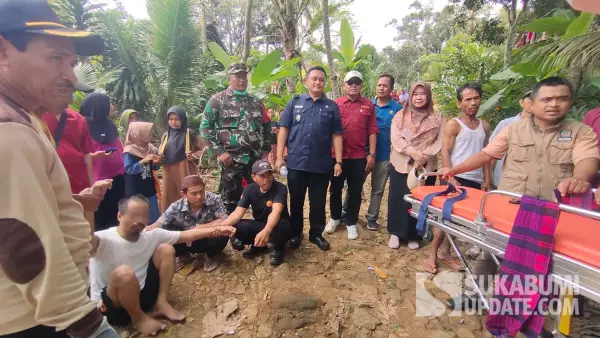 Momen Andi pria ODGJ asal Jampangtengah Sukabumi dievakuasi dari gubuk kayu untuk dirawat di Panti Aura Welas Asih. (Sumber Foto: Istimewa)