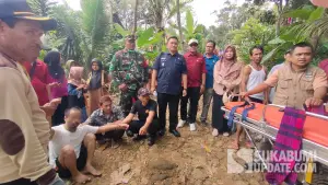 Momen Andi pria ODGJ asal Jampangtengah Sukabumi dievakuasi dari gubuk kayu untuk dirawat di Panti Aura Welas Asih. (Sumber Foto: Istimewa)