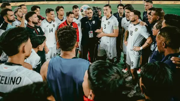 Kapten Timnas Indonesia, Jay Idzes, memimpin arahan setelah laga menghadapi Lebanon, 5 September 2025, di Stadion Gelora Bung Tomo, Surabaya. (Sumber: Instagram/@marcklok)