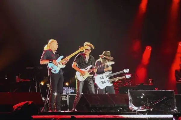 Di Instagram Billy Sheehan mengunggah foto saat berada di atas panggung dengan pesan singkat, Terima kasih Jakarta, Indonesia!!! (Sumber: Instagram/ Billy Sheehan)