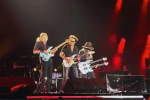 Di Instagram Billy Sheehan mengunggah foto saat berada di atas panggung dengan pesan singkat, "Terima kasih Jakarta, Indonesia!!! (Sumber: Instagram/ Billy Sheehan)