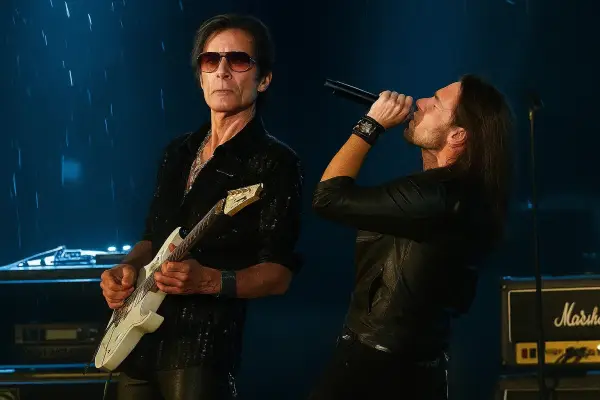 “Still of The Night” adalah contoh sempurna dari musik berkualitas tinggi dibangun dari riff gitar dan vokal yang emosional dan powerful, serta arransemen yang dramatis. (Sumber: Instagram @dinojelusick)