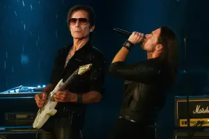 “Still of The Night” adalah contoh sempurna dari musik berkualitas tinggi dibangun dari riff gitar dan vokal yang emosional dan powerful, serta arransemen yang dramatis. (Sumber: Instagram @dinojelusick)
