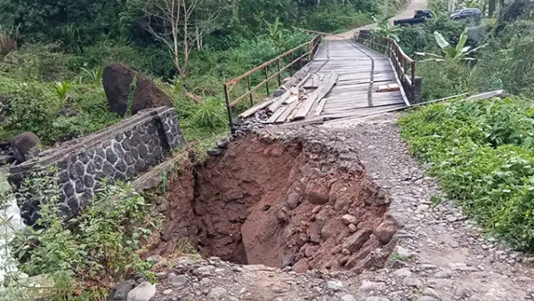 Kondisi jembatan amblas di Desa Sirnarasa, Kecamatan Cikakak, Kabupaten Sukabumi. (Sumber : Dok warga).