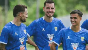Marc Klok, Thom Haye, dan Eliano Reinjders melakukan latihan bersama Persib Bandung pasca membela timnas Indonesia di ajang FIFA Matchday 5 dan 8 September 2025 lalu. (Sumber: Cerita Instagram/@marcklok)