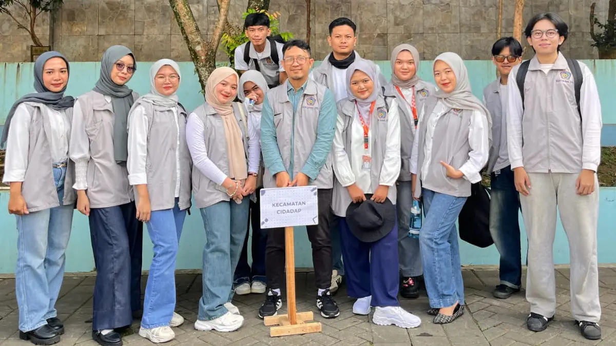 Revitalisasi Irigasi Hegarmulya, Mahasiswa KKN UMMI Tumbuhkan Harapan Baru Bagi Petani