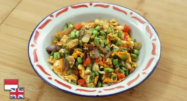 Tampilan menu rumahan sederhana, oseng telur buncis ala Chef Devina Hermawan (Sumber : Youtube /@devinahermawan)