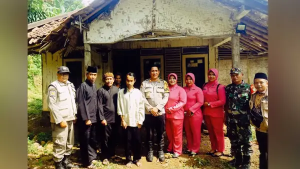Forkopimcam Nyalindung dan Pemdes Bojongsari saat mengunjungi Sunandi. (Sumber Foto: Istimewa)