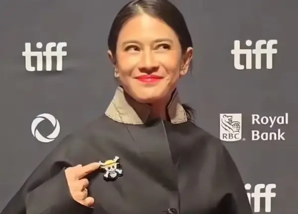Penampilan Dian Sastrowardoyo Pakai Pin Bajak Laut One Piece di TIFF Curi Perhatian (Sumber : Instagram/@therealdisastr)
