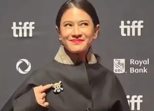 Penampilan Dian Sastrowardoyo Pakai Pin Bajak Laut One Piece di TIFF Curi Perhatian (Sumber : Instagram/@therealdisastr)