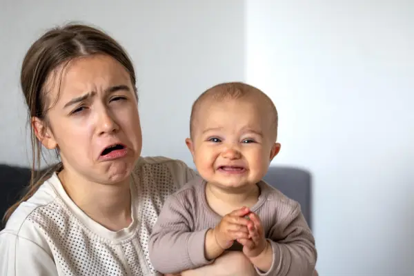 Ilustrasi cara membantu bayi mengatasi kecemasan terhadap orang asing (Sumber: Freepik/@pvproduction)