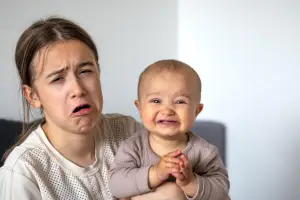 Ilustrasi cara membantu bayi mengatasi kecemasan terhadap orang asing (Sumber: Freepik/@pvproduction)