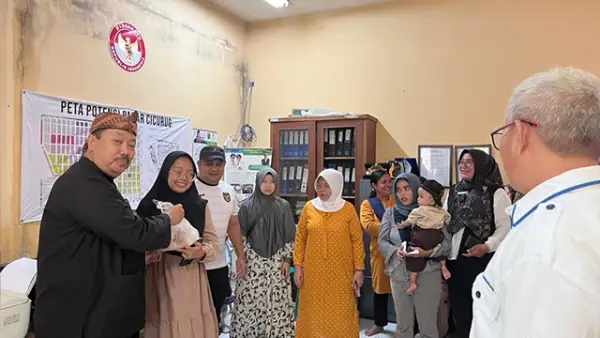 Kepala UPTD Pasar Semi Modern Cicurug, Eman Sulaeman, Saat Seremoni Pemberian Bantuan di kantor UPTD Pasar Semi Modern Cicurug. (Sumber : Istimewa.).