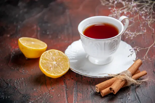 Teh hangat lemon dan kayu manis, cocok diminum sebelum tidur dapat membantu detoks tubuh dan tidur lebih nyenyak (Sumber : Freepik/@KamranAydinov)