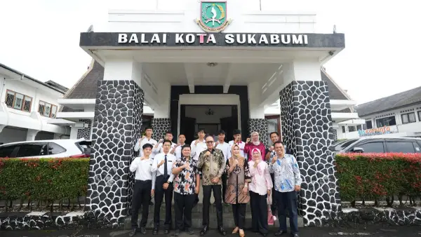 Wali Kota resmi melepas 12 siswa Yayasan Pasim yang akan bekerja ke luar negeri dalam program magang internasional. (Sumber: dokpim kota sukabumi)