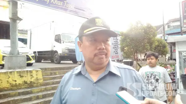 Kepala UPTD Pasar Semi Modern (PSM) Cicurug, Eman Sulaeman, saat diwawancara depan PSM Cicurug (Sumber: SU Ibnu Sanubari)