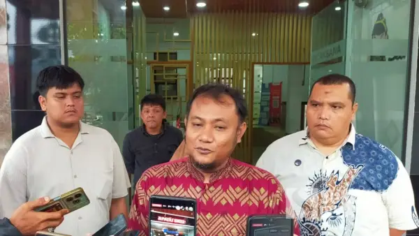 Kuasa Hukum Kepala DLH Kabupaten Sukabumi, Andri Yules saat diwawancarai (Sumber: SU/Ibnu Sanubari)