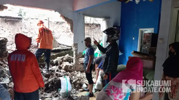 BPBD Kota Sukabumi saat melakukan evakuasi di rumah warga Citamiang, Kota Sukabumi yang terdampak TPT Ambruk pada Kamis (11/9/2025) (Sumber: BPBD Kota Sukabumi)