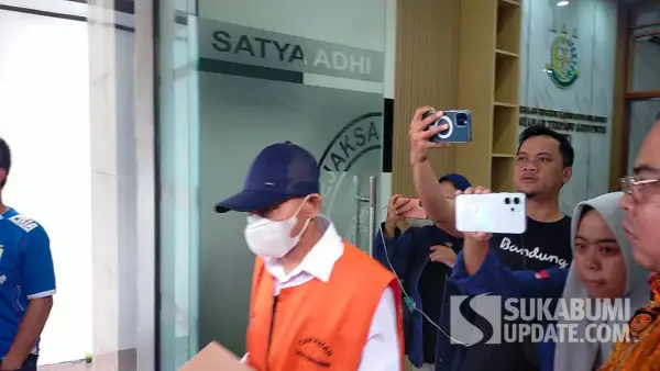 UMJ Kades Cikahuripan, Kecamatan Kadudampit, Kabupaten Sukabumi saat digiring ke mobil tahanan. (Sumber: Ibnu Sanubari)