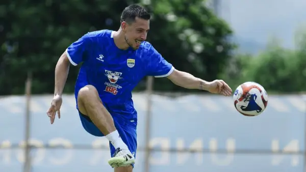 Pemain Persib Bandung, Thom Haye melakukan persiapan jelang menghadapi Persebaya, Jumat sore ini. (Sumber: Instagram/@persib)