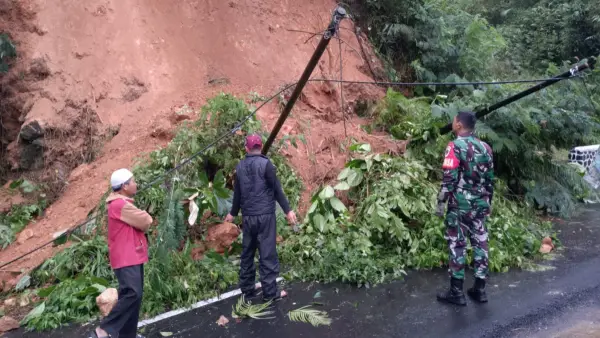 Longsoran tebing menutup jalan raya di Kampung Pasir Talaga, Desa Cicadas, Kecamatan Cisolok, Kabupaten Sukabumi, pada Kamis (11/9/2025) sekitar pukul 19.00 WIB. (Sumber: dok bpbd)
