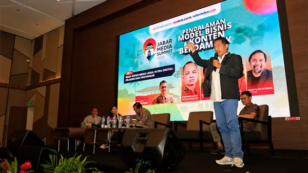 CEO Suara.com, Suwarjono, dalam acara Jabar Media Summit 2025 digelar di Pasteur Conventions Center, Holiday Inn Hotel, Kota Bandung, Kamis (11/9/2025). (Sumber : Jabar Media Summit 2025).