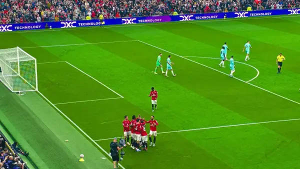 Pemain Manchester United melakukan selebrasi setelah Bruno Fernandes sukses mencetak gol lewat tendangan penalti saat menghadapi Burnley. (Sumber: instagram/@manchesterunited)