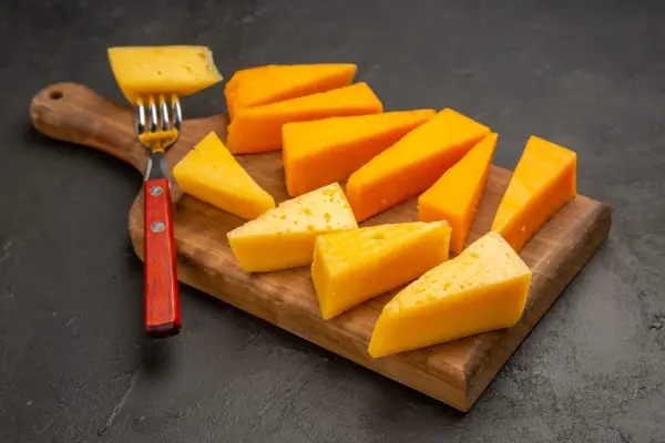 Ilustrasi keju Cheddar, keju dengan kandungan kaya lemak dan protein yang cocok dijadikan sebagai makanan pendamping diet keto (Sumber : Freepik)