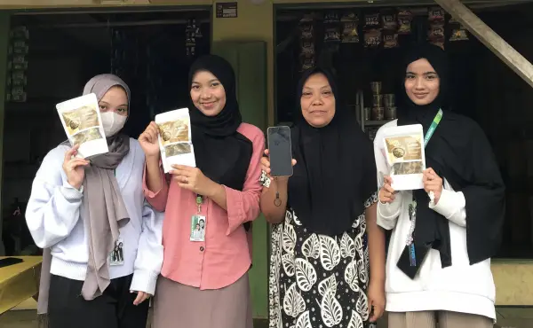 Mahasiswa KKN UMMI bersama pelaku UMKM Desa Mekartanjung dalam sesi pendampingan rebranding produk. (Sumber Foto: Dok. KKN UMMI)