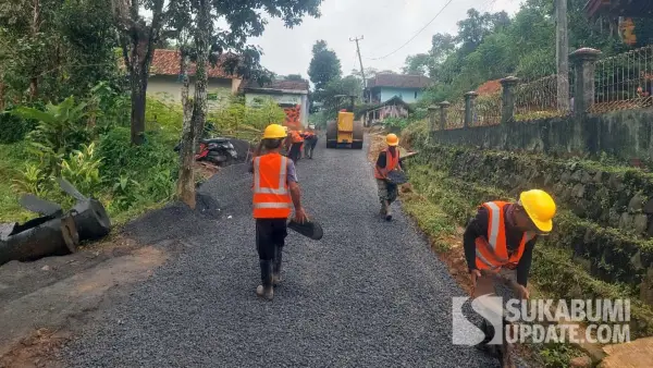 Petugas Dinas PU rekonstruksi ruas Jalan Bojongjengkol–Miramontana di Desa Nangerang, Jampangtengah Sukabumi. (Sumber Foto: Istimewa)