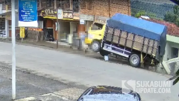 Truk oleh tabrak warga, kecelakaan di jalan rala Pelda, Cikembar Kabupaten Sukabumi Jawa Barat (Sumber: cctv)