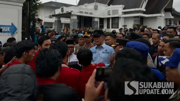 Wali Kota Sukabumi Ayep Zaki saat menemui massa aksi GMNI yang unjuk rasa terkait tunjangan DPRD. (Sumber Foto: SU/Turangga Anom)