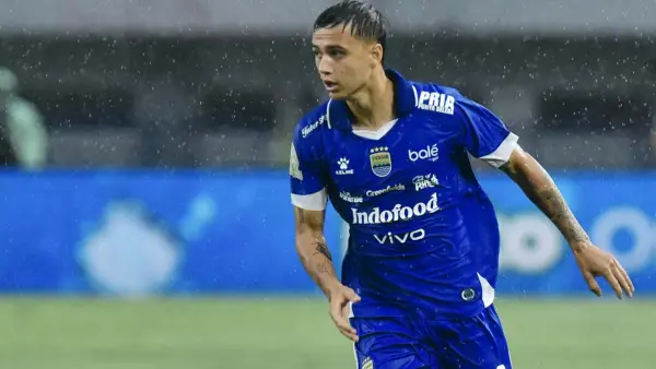 Pemain baru persib Bandung, Eliano Reijnders melakukan debut di Super League 2025 saat mengalahkan Persebaya dengan skor 1-0. (Sumber: Instagram/@persib)