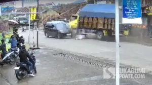 Kecelakaan truk oleng di jalan raya Pelda Cikembar Kabupaten Sukabumi Jawa Barat (Sumber: cctv)