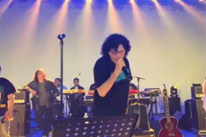 Drama di Balik Layar Rehearsal Panas Eric Martin & Dewa 19 yang Berbuah Standing Ovation di GBK! (Sumber: Youtube @YukeSampurna)