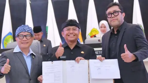 Sekda Jabar Herman Suryatman bersama pimpinan DPRD menunjukan nota kesepakatan  Cirebon Timur jadi CDPOB. (Sumber Foto: Biro Adpim Jabar)