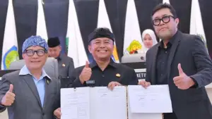 Sekda Jabar Herman Suryatman bersama pimpinan DPRD menunjukan nota kesepakatan  Cirebon Timur jadi CDPOB. (Sumber Foto: Biro Adpim Jabar)