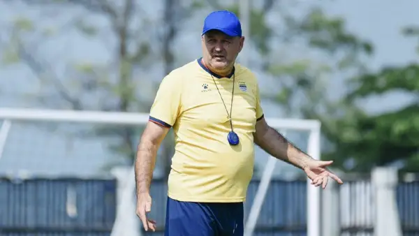 Pelatih Persib Bandung, Bojan Hodak memimpin program latihan skuad Persib Bandung di lapang pendamping GBLA. (Sumber: Instagram/@persib)