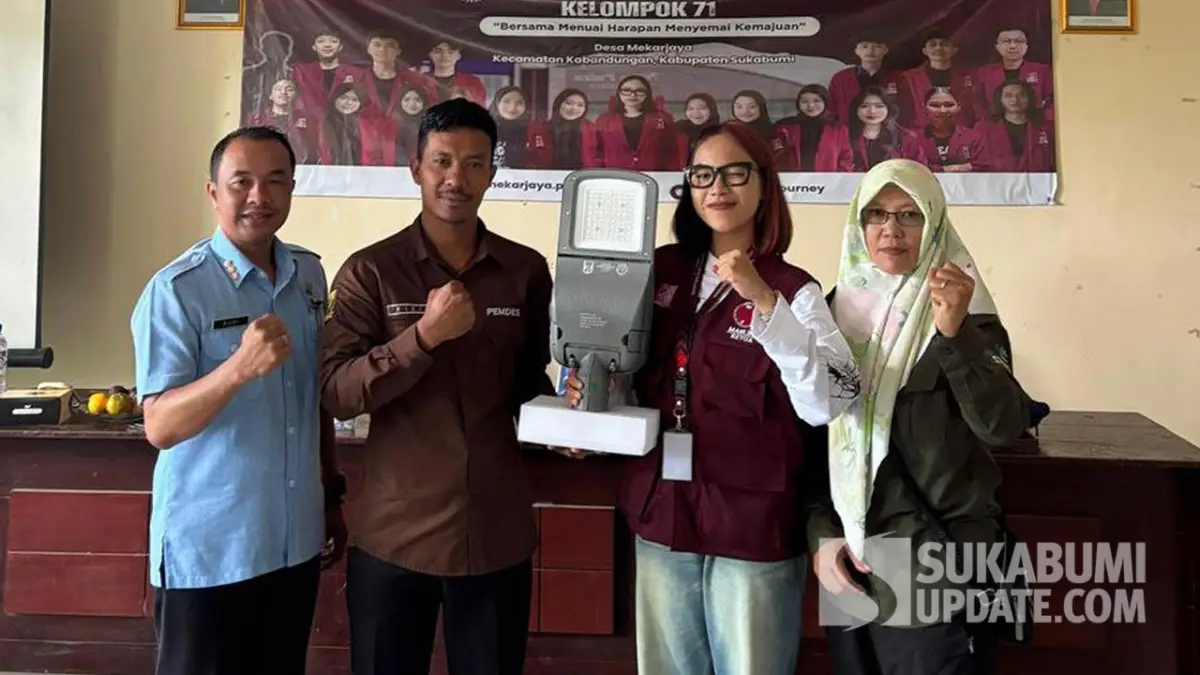 Mahasiswa KKN kelompok 71 NPU saat menyerahkan lampu penerangan jalan umum di Kantor Desa Mekarjaya, Kecamatan Kabandungan, kabupaten Sukabumi