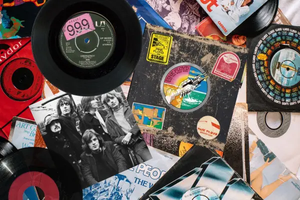 Rayakan 50 tahun album ikonis Pink Floyd! Wish You Were Here 50th Anniversary Edition hadir dengan demo & rekaman langka, mix Dolby Atmos baru, box set eksklusif. (Sumber: Canva)