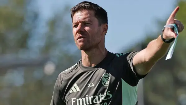 Pelatih Real Madrid, Xabi Alonso memberikan arahan di sesi latihan El Real jelang menghadapi Real Sociedad di pekan keempat La Liga (Sumber: Instagram/@realmadrid)