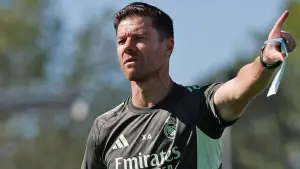 Pelatih Real Madrid, Xabi Alonso memberikan arahan di sesi latihan El Real jelang menghadapi Real Sociedad di pekan keempat La Liga (Sumber: Instagram/@realmadrid)