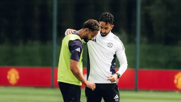 Pelatih Manchester United, Ruben Amorim tengah memberikan arahan pada Matheus Cunha pada saat latihan di Carrington. (Sumber: instagram/@manchesterunited)
